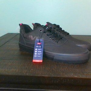 Levi 8 1/2 Black and Pink